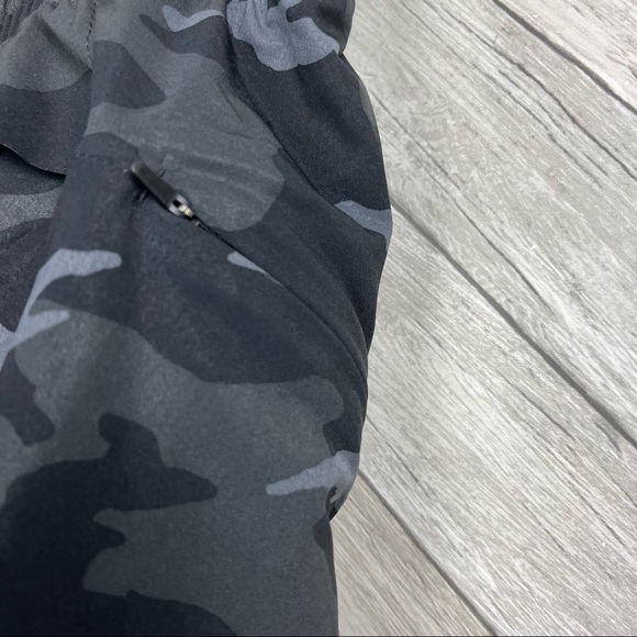 NWT Athleta printed mesh racer run short 4” camo size small - Picture 4 of 12